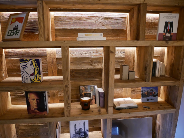 Wood, wood everywhere - bookshelves in Chalet Braye